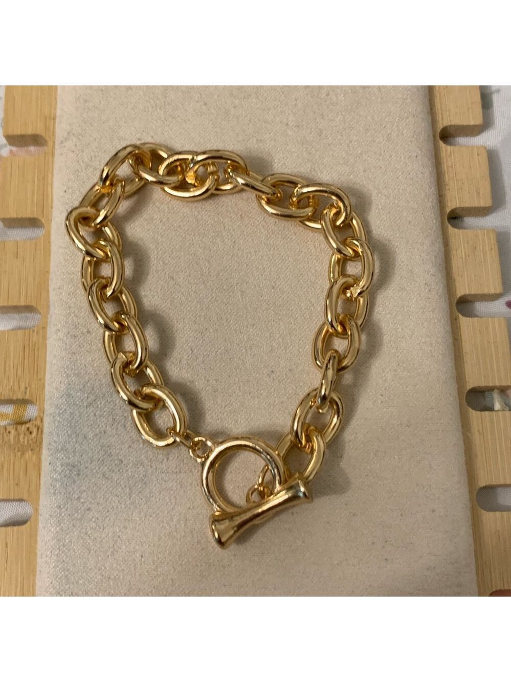 Elegant Gold Chain Bracelet - Picture 2 of 4